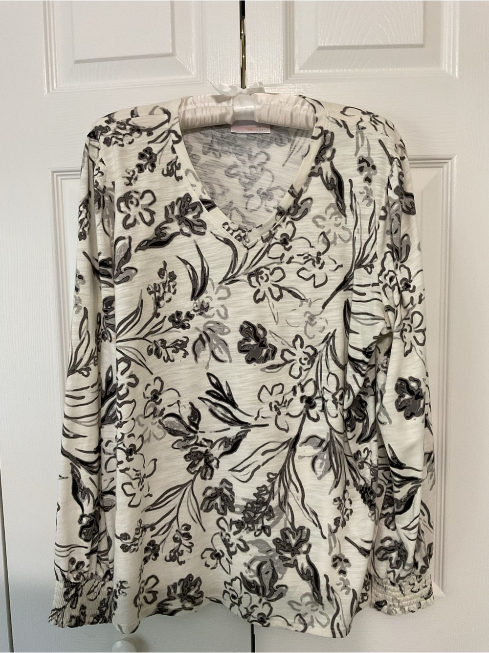 Kim Gravel Women’s V-Neck Long Sleeve Floral Top - cream/Black